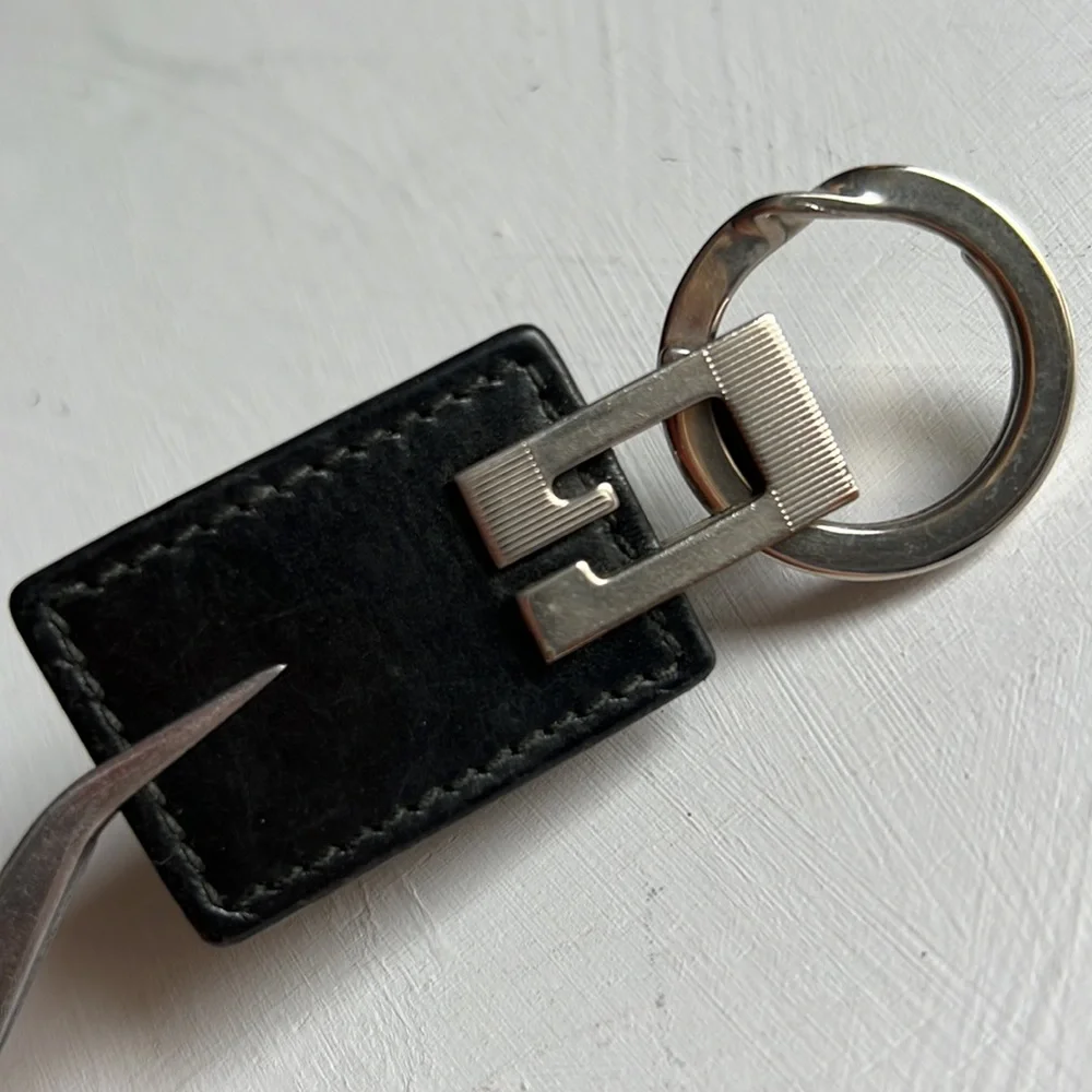 Gucci logo silver