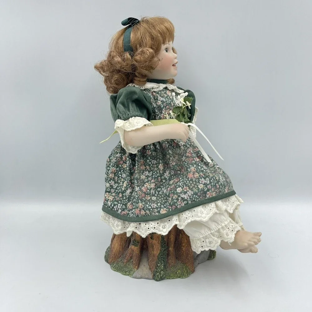 VNT Georgetown Collection Caitlyn Doll & Sitting Stump A Song In My Heart