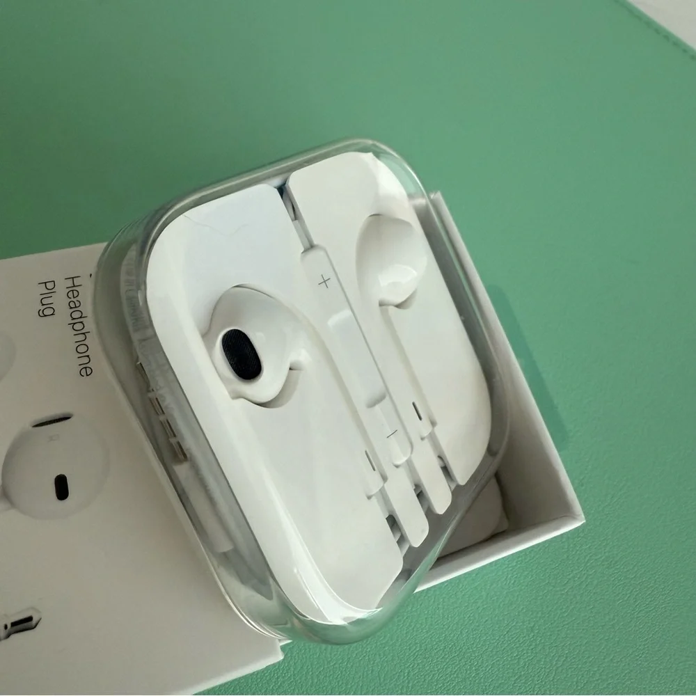 NEW Apple EarPods