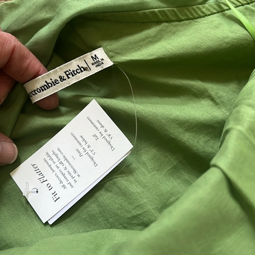 Abercrombie & Fitch tags neckline