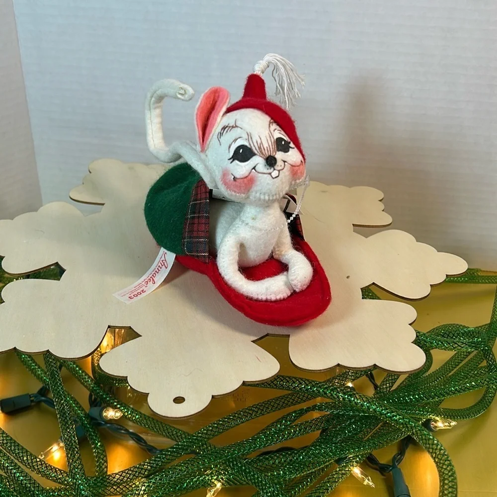 Annalee mouse in a slipper 2007