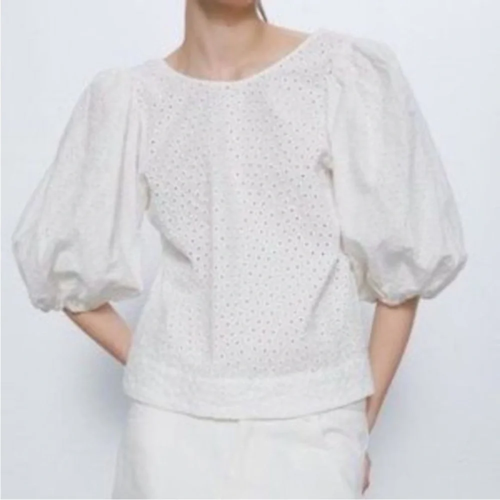NWT Zara the Robin Blouse- White Eyelet Puff Sleeve L