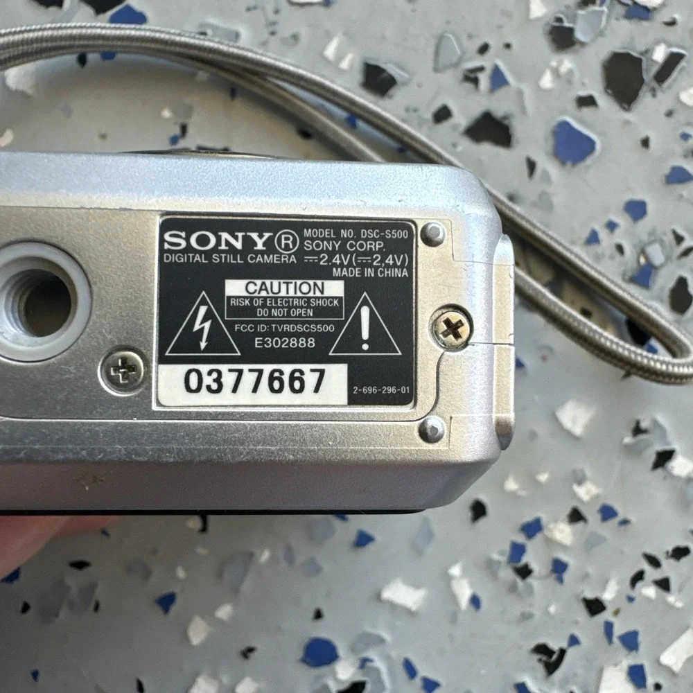 Sony Cyber-shot DSC-S500 6.0MP Digital Camera Parts Only Does Not Turn On