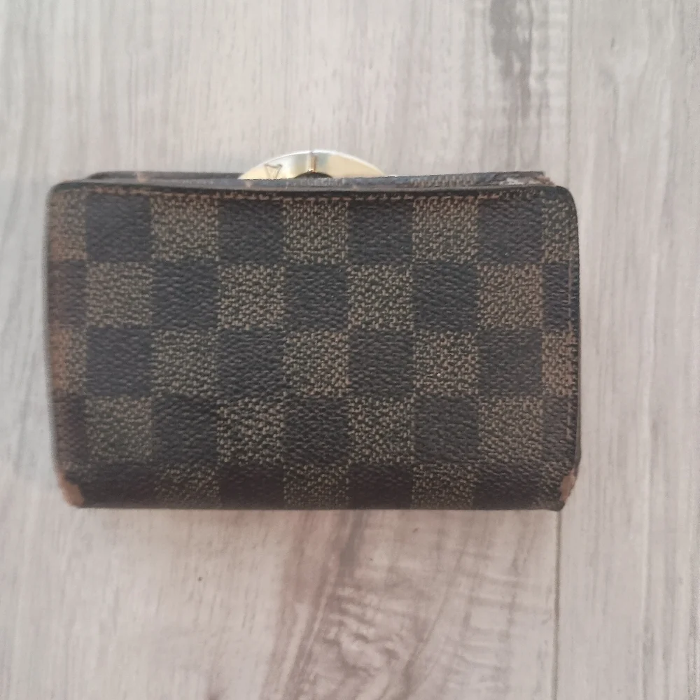 Authentic Louis Vuitton Damier kisslock women’s wallet w/ COA