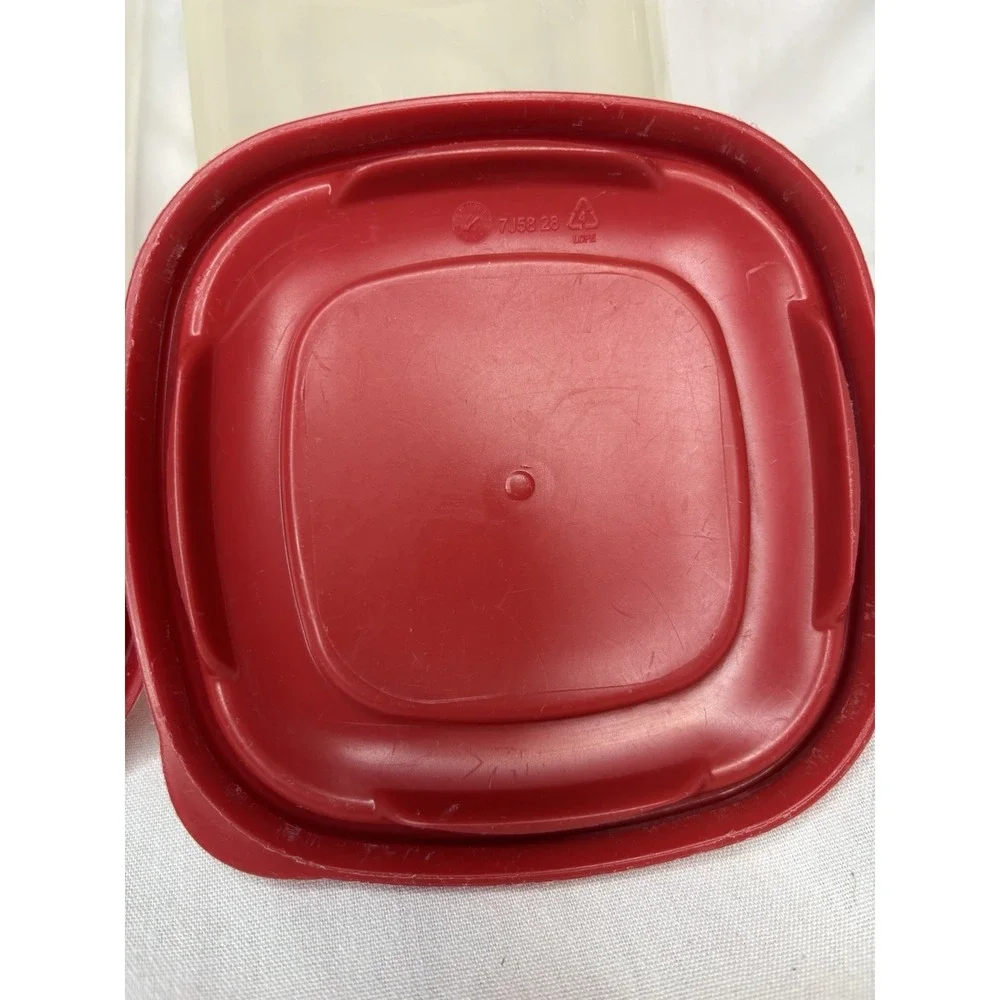 Rubbermaid storage container