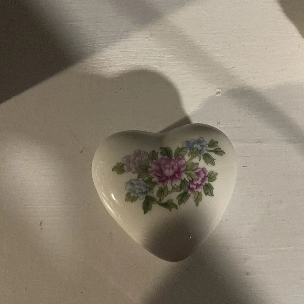 Porcelain Heart Shaped‎ Trinket Box Floral Purple Lilac & Blue Flowers