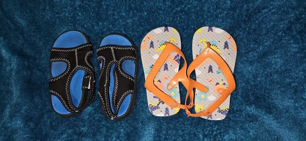 Lot Of 2 Pairs Of Toddler Water Sandals size 6 (flip flops size 7/8)