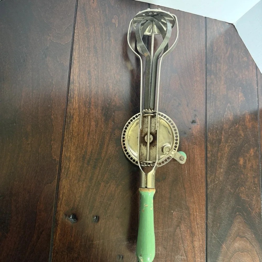 Vintage Beats-All Rustic Green‎ Wood Handle Egg Beater Hand Mixer Farm Decor