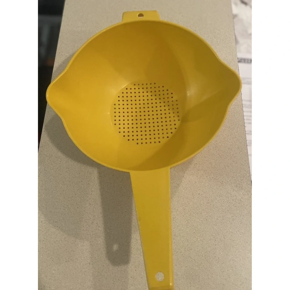 VINTAGE TUPPERWARE COLANDER PASTA STRAINER W/ HANDLE MAC N Chez YELLOW classic‎
