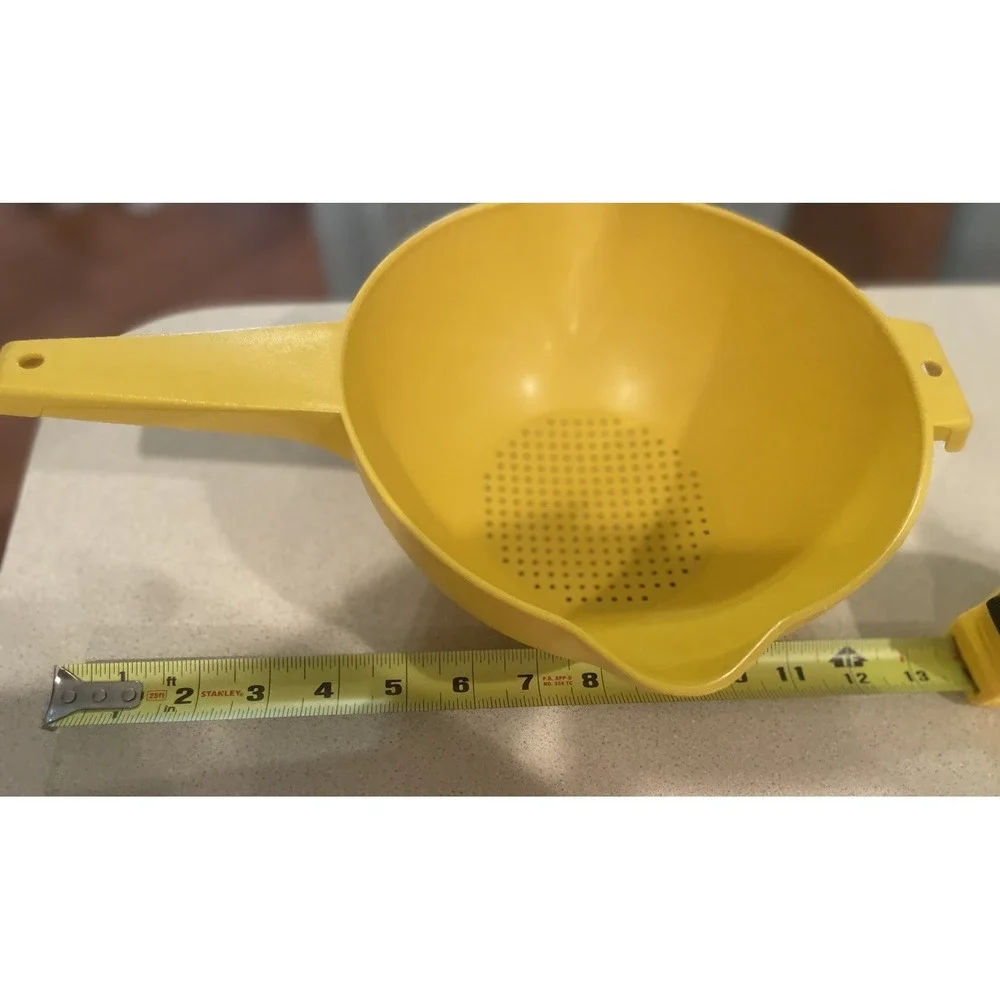 VINTAGE TUPPERWARE COLANDER PASTA STRAINER W/ HANDLE MAC N Chez YELLOW classic‎
