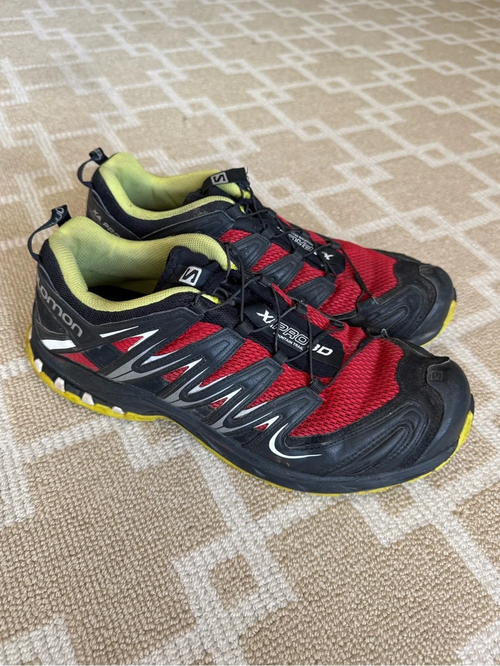 Salomon very black