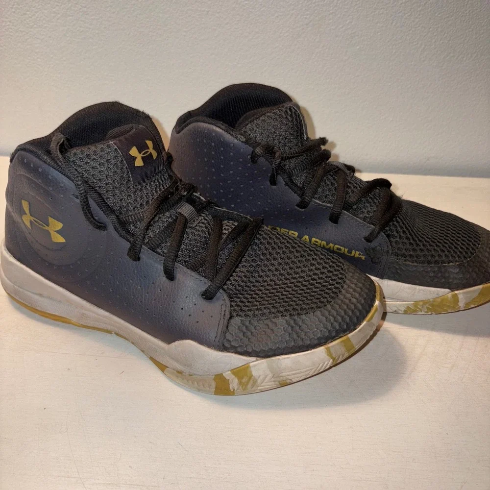 Under Armour Basketball Shoes‎ Athletic Sneakers High Top Youth Size 6Y