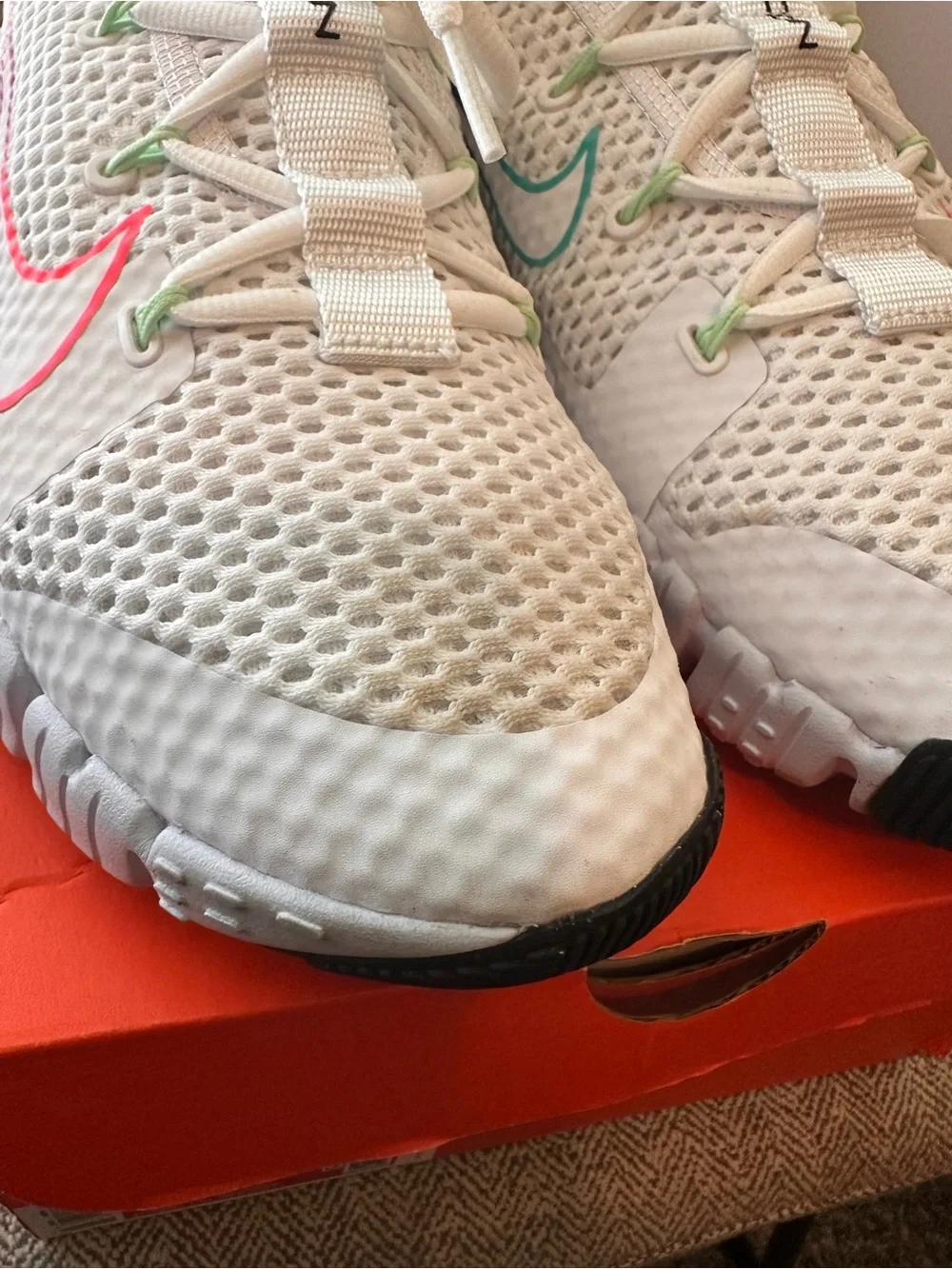Nike pink toe contrast
