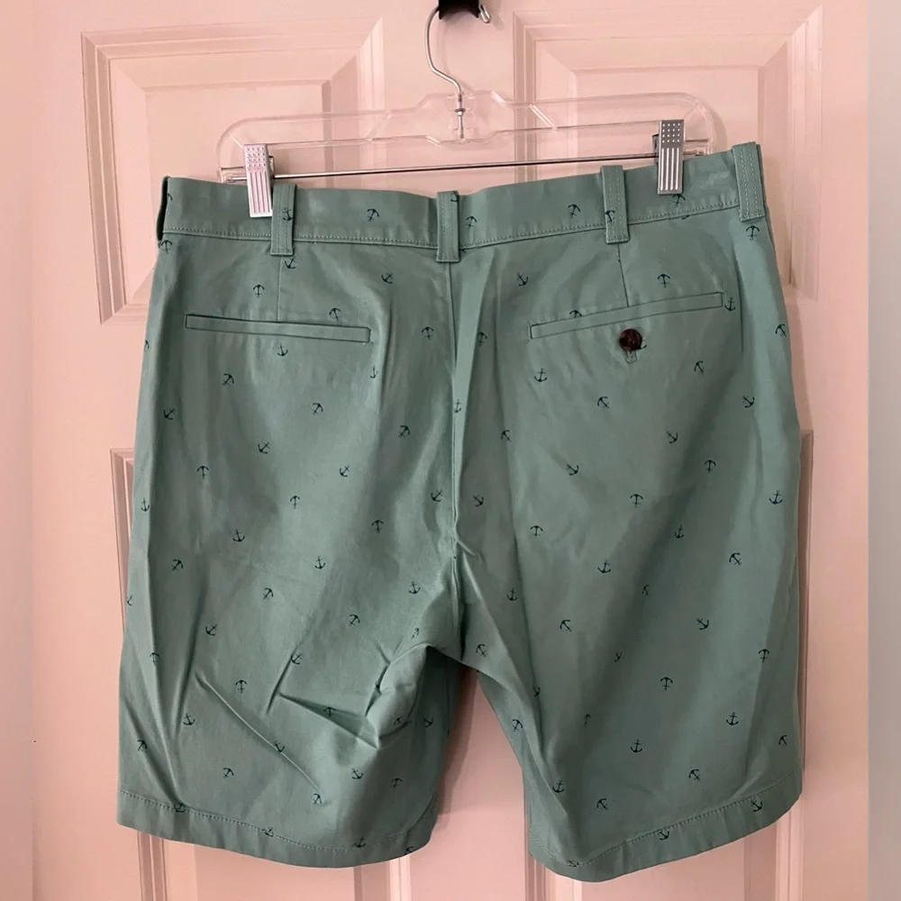 - NWT J Crew Men’s nautical themed shorts, flat front 9” inseam size 33 green