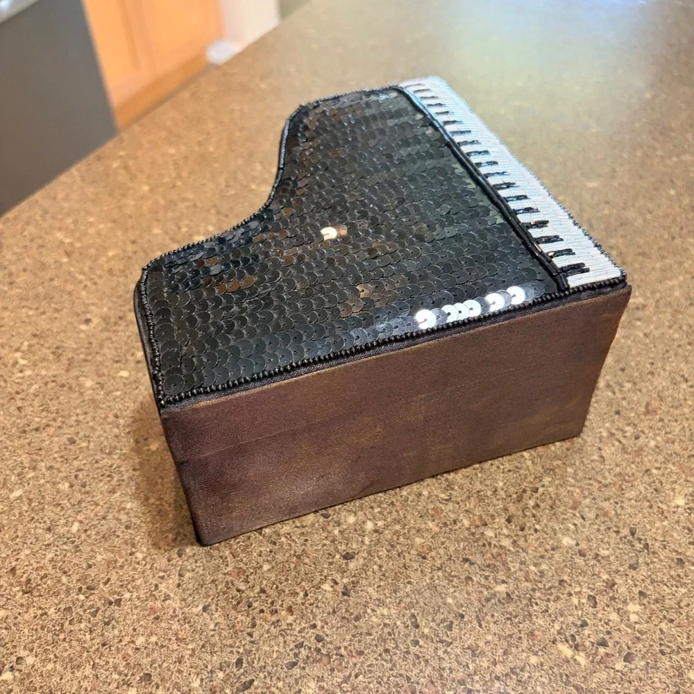Unbranded bottom lid