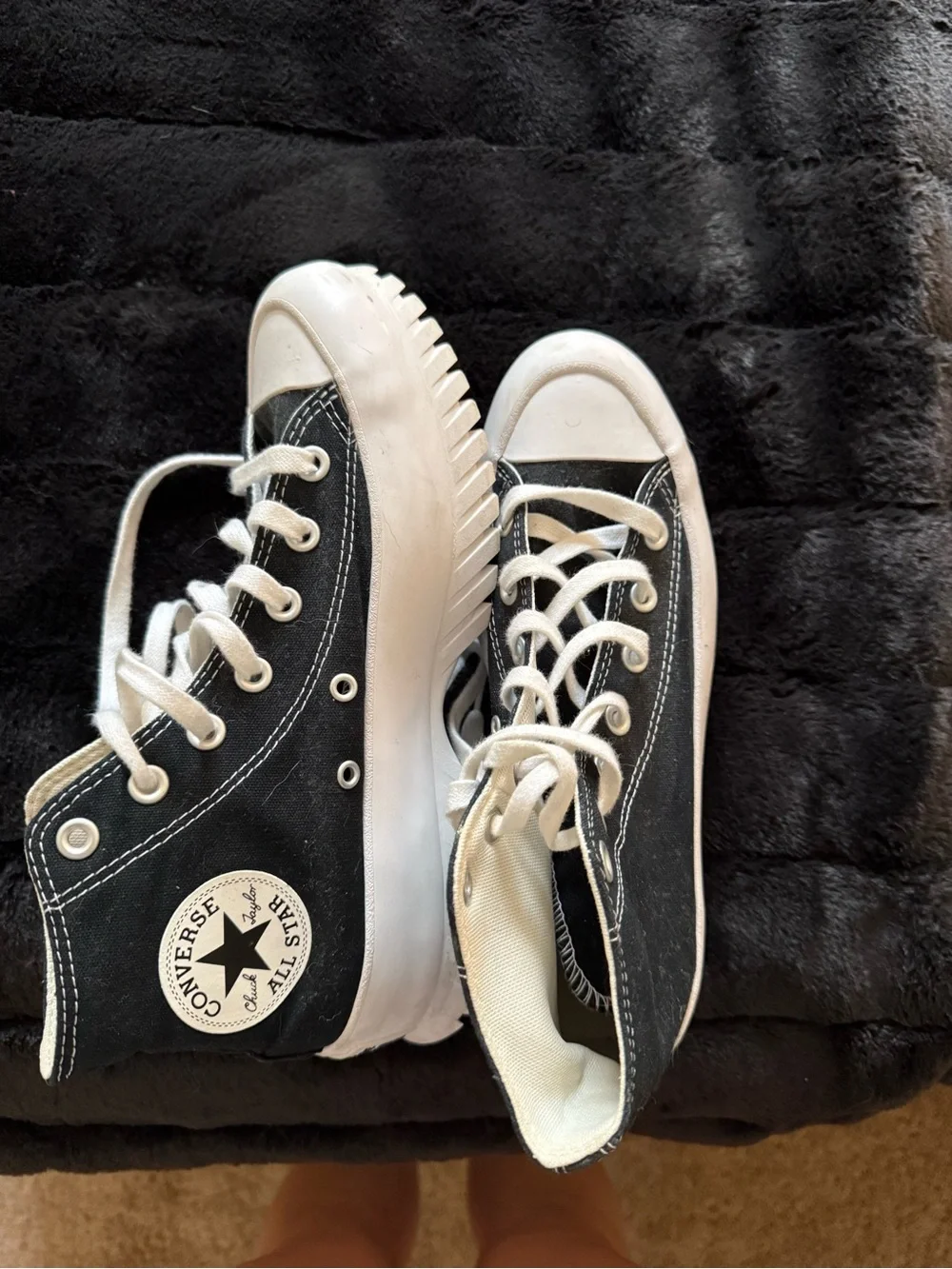 Converse lace up
