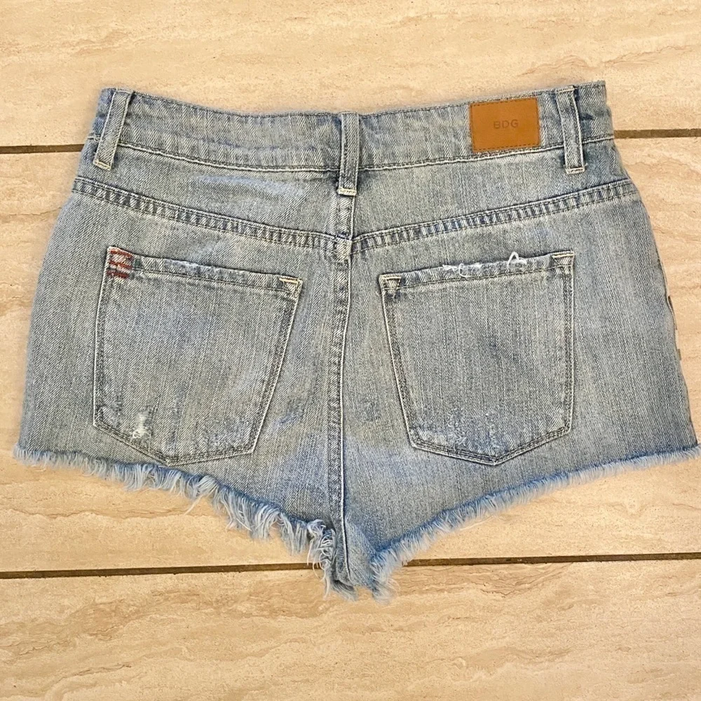 BDG Urban Outfitters Sz 6 /28 High Rise Dree Cheeky Distressed Camo Shorts Denim