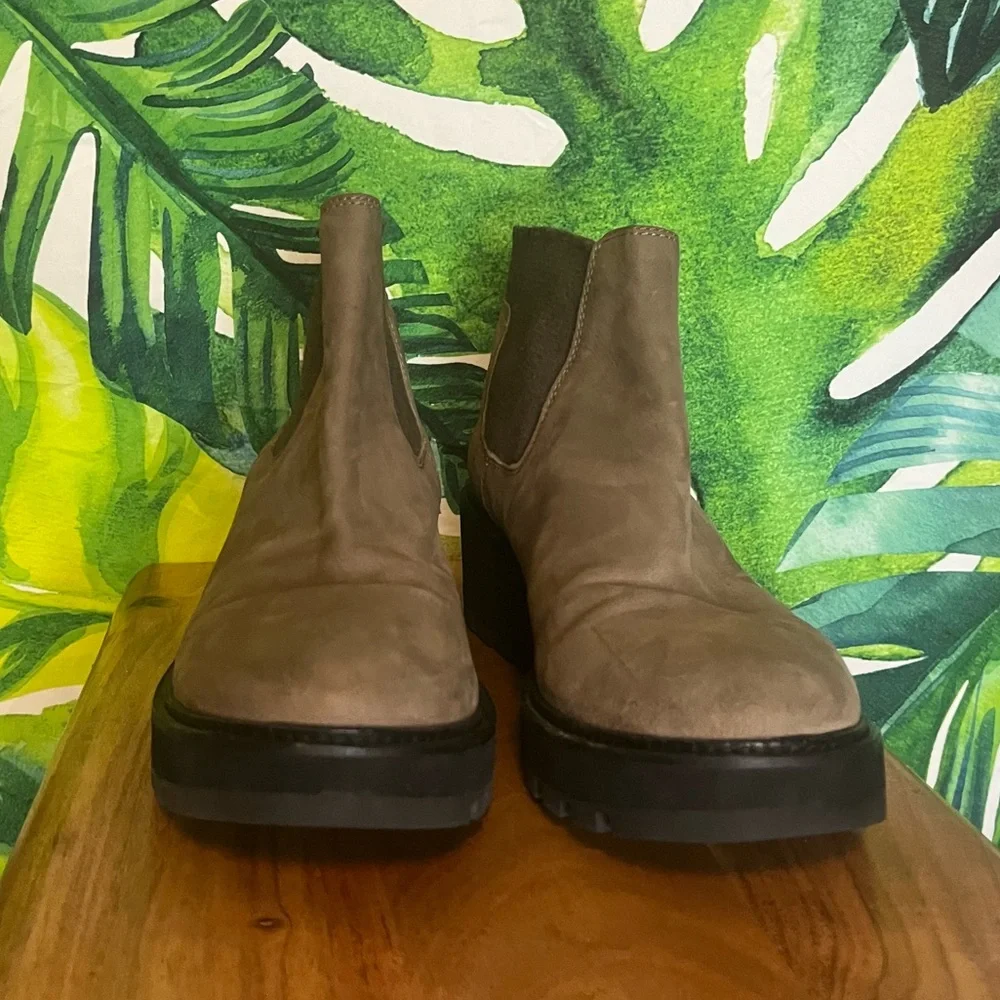 Eileen Fisher 9.5 Brown Black Leather Pull On City Fall Chelsea Lug Sole Booties