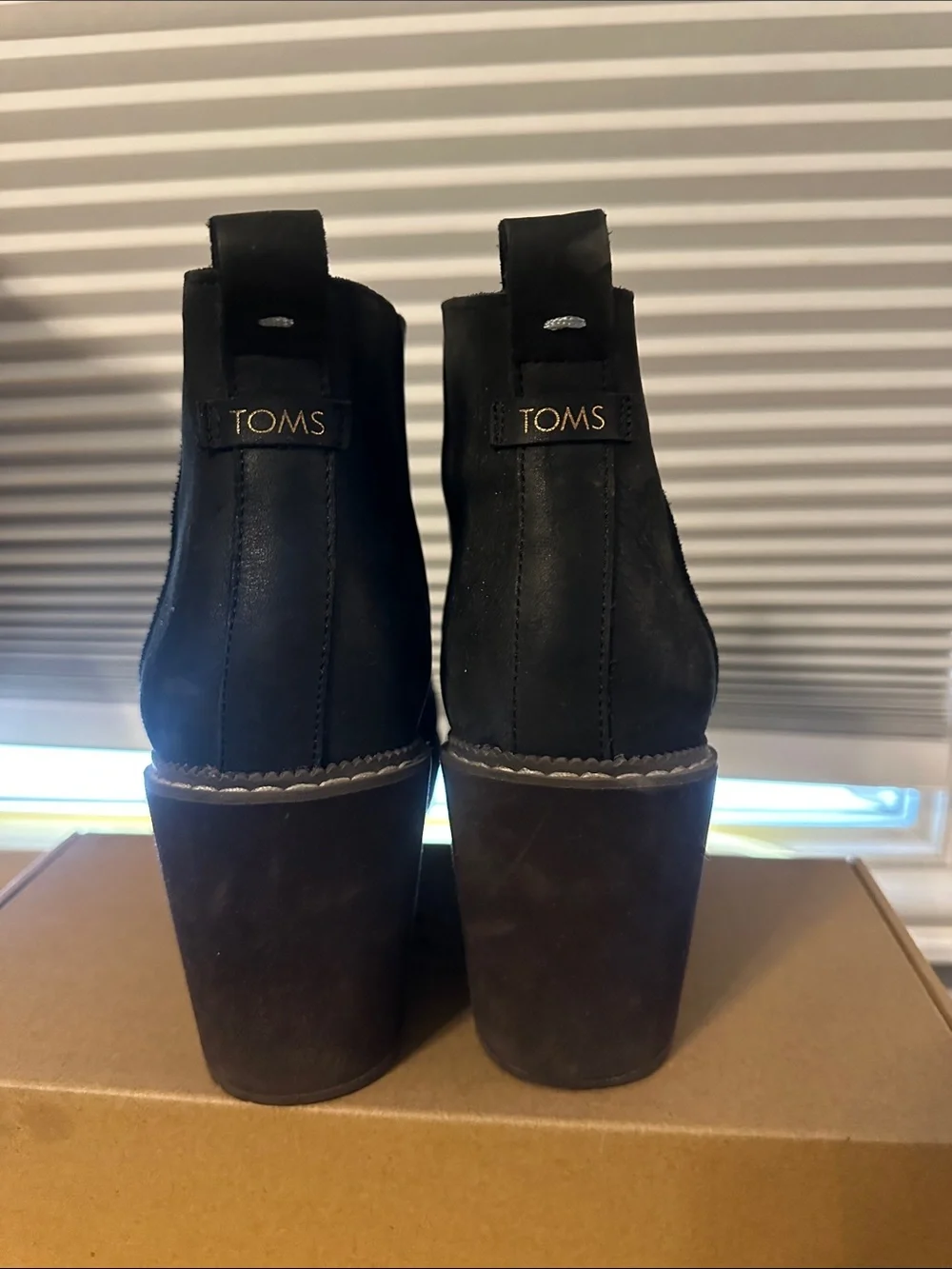 Toms zipper outer exterior