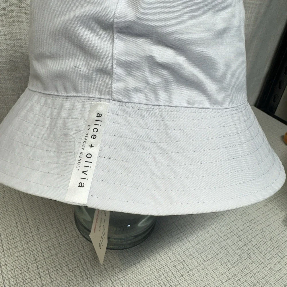 Alice + Olivia Bucket Hat Womens OS Black White Reversible Daisy Floral Designer