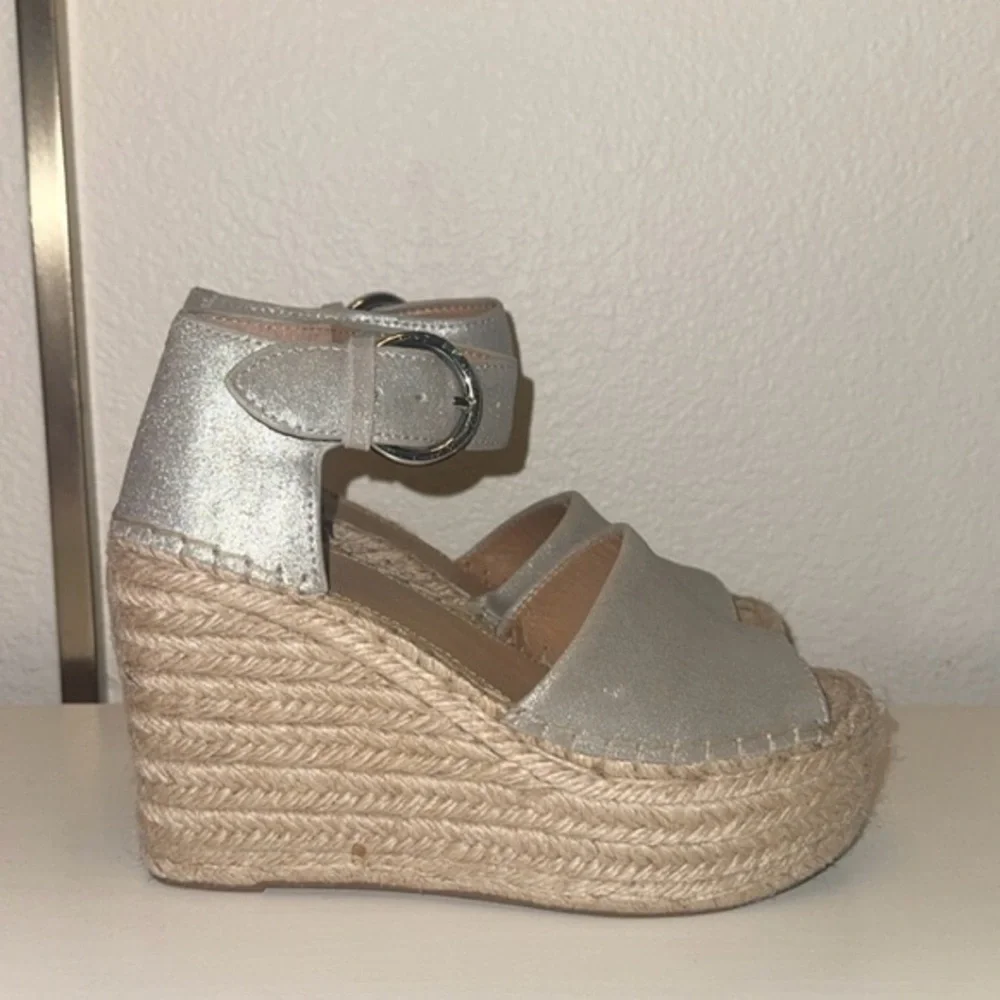 Marc Fisher Alida‎ Gray Silver Metallic Platform Espadrille Sandals Size 5