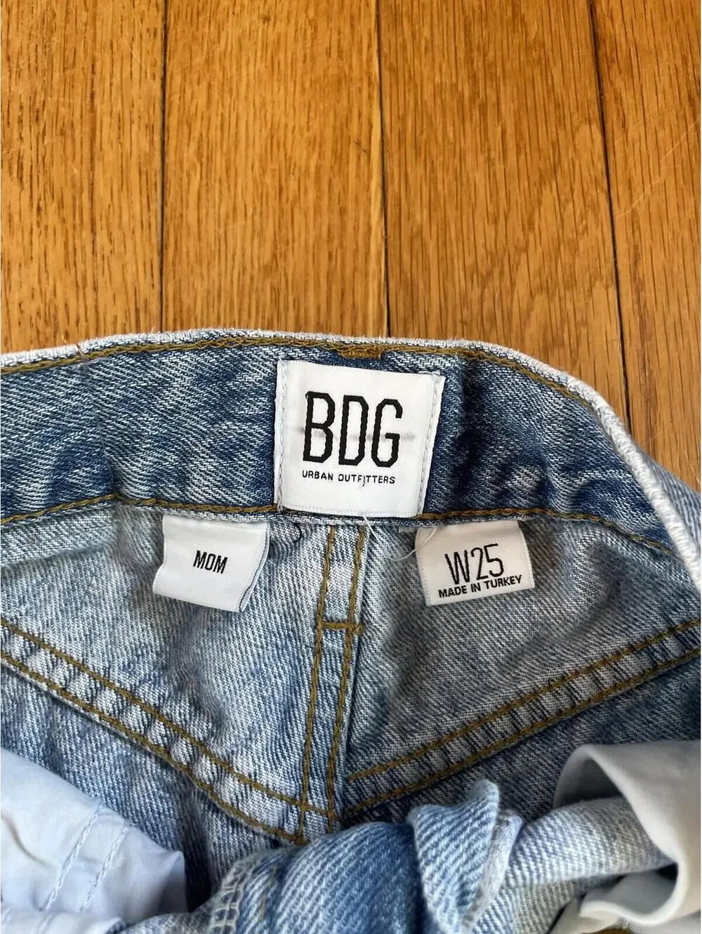 BDG Mom Jean Denim Short Size 25 Medium Wash Casual Beach Festival Summer