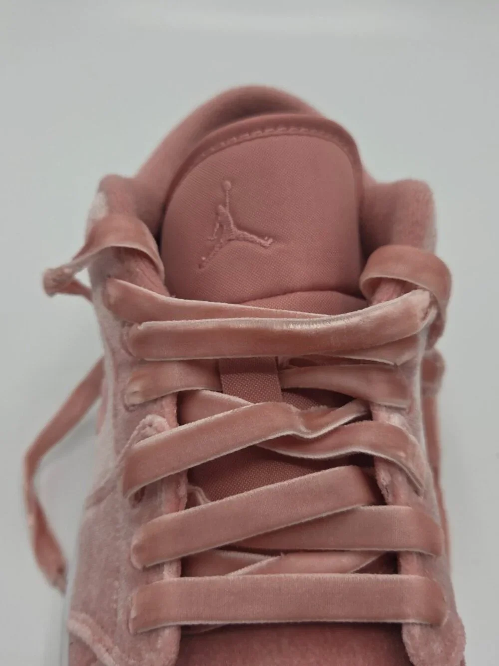 Nike laces pet