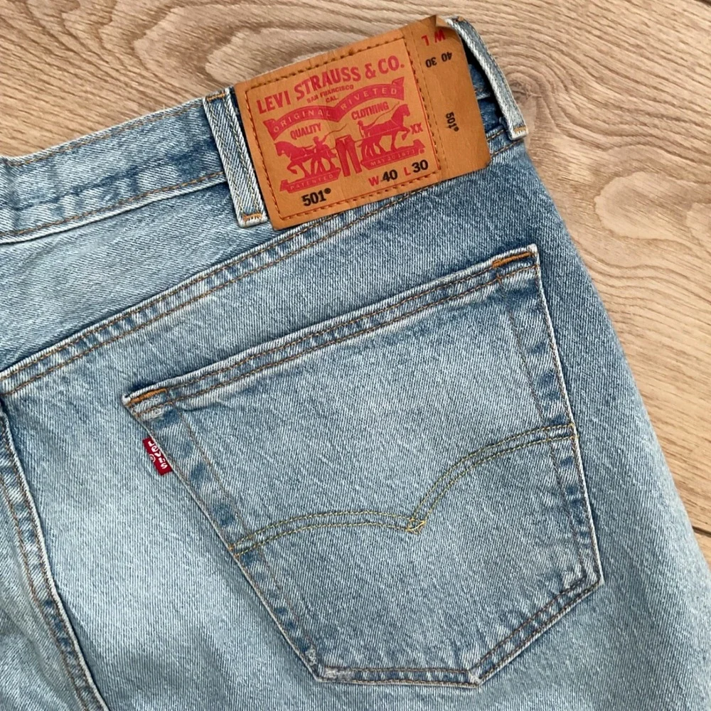 Levis 501 Original‎ Fit Light Wash Distressed Ripped Jeans Mens 40x30