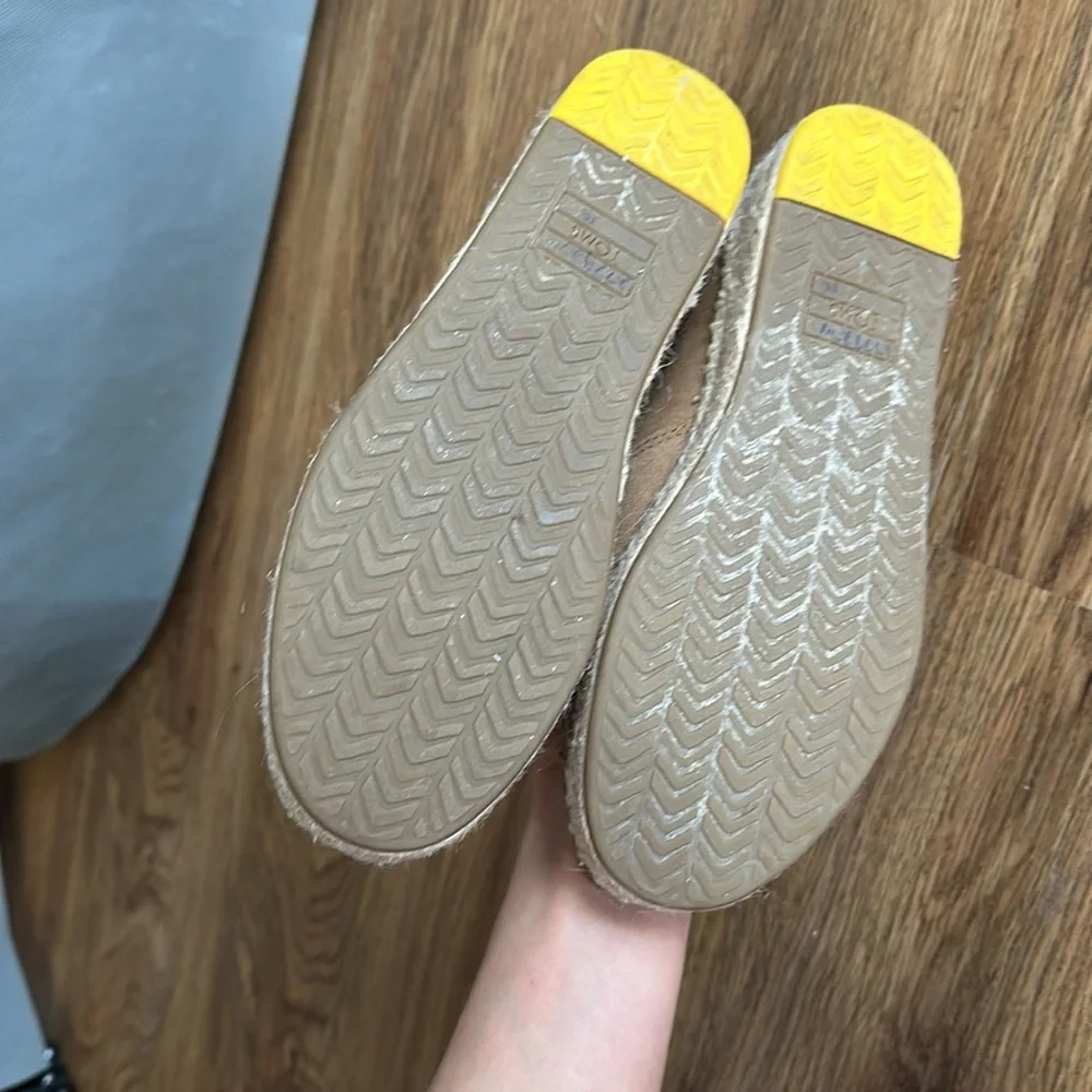Toms tan upper