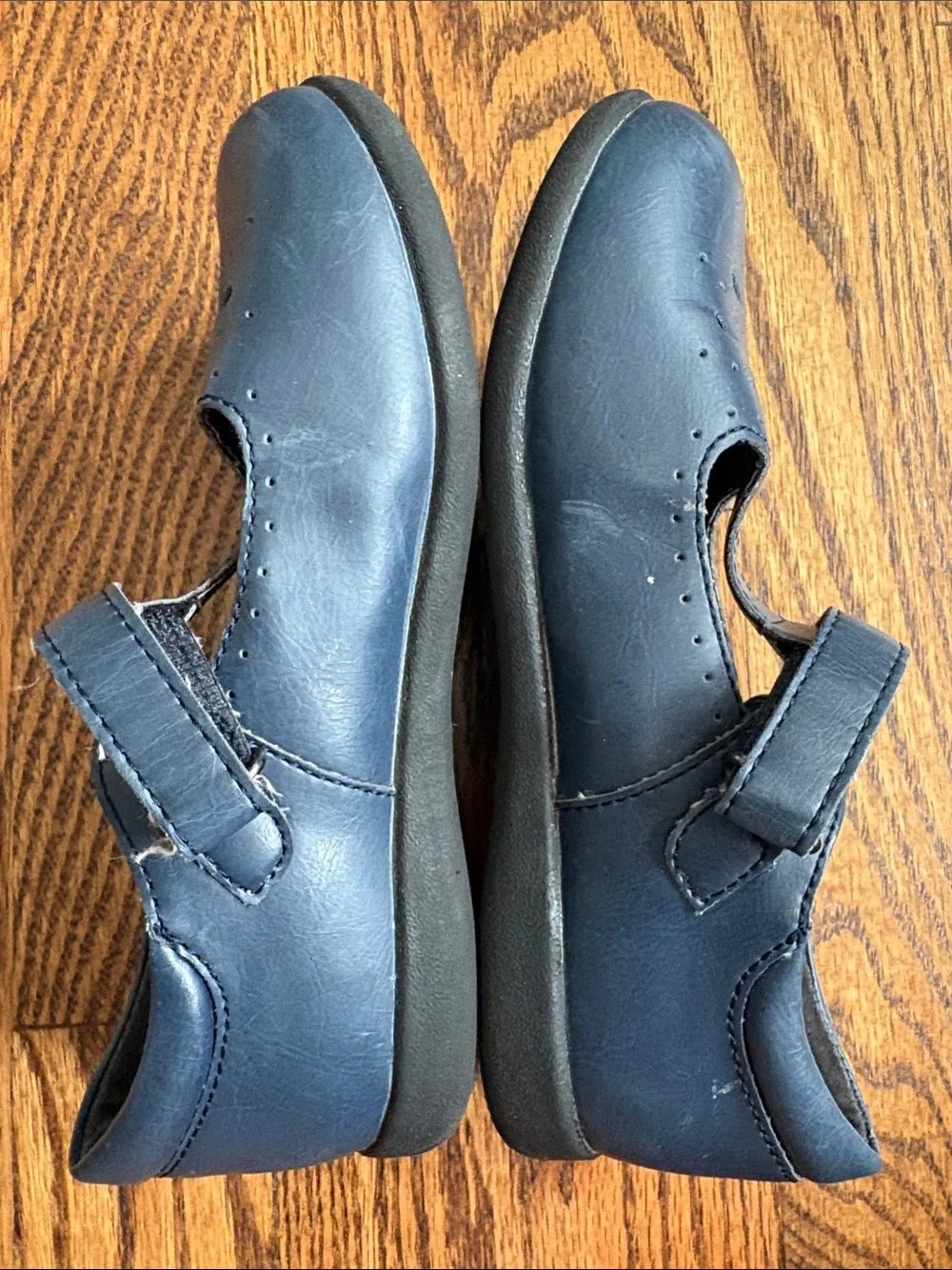 L'Amour girls navy blue with cutout pattern t-strap Mary Jane shoes, size 11.